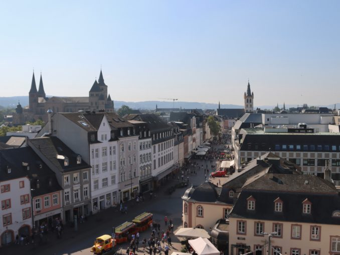 Uitzicht over de historische binnenstad van Trier in Duitsland, gezien vanuit de Romeinse stadspoort de Porta Nigra